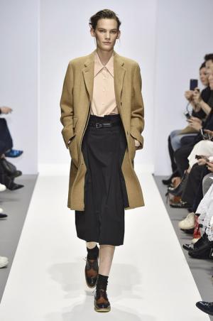 マーガレット・ハウエル、キャメルとブラックを基調としたコレクション【2016-17秋冬ウィメンズ】