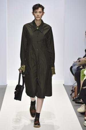 マーガレット・ハウエル、キャメルとブラックを基調としたコレクション【2016-17秋冬ウィメンズ】