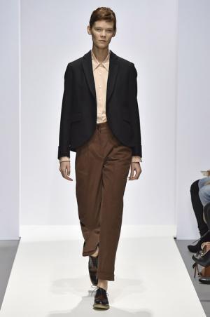 マーガレット・ハウエル、キャメルとブラックを基調としたコレクション【2016-17秋冬ウィメンズ】