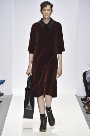 マーガレット・ハウエル、キャメルとブラックを基調としたコレクション【2016-17秋冬ウィメンズ】