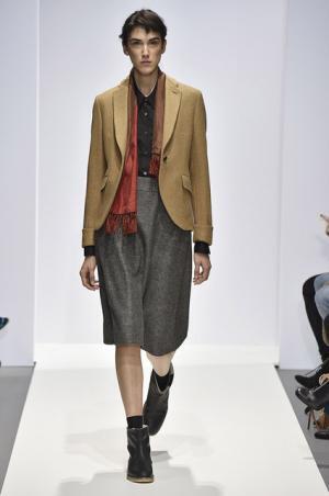 マーガレット・ハウエル、キャメルとブラックを基調としたコレクション【2016-17秋冬ウィメンズ】