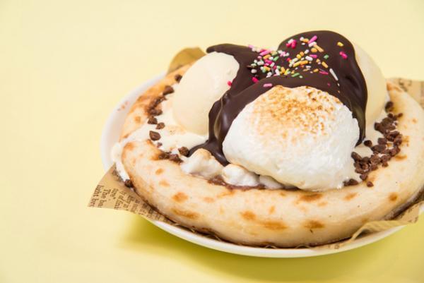 マックス ブレナー、“アイスチョコレートピザ”など3種の夏限定メニューがスタート