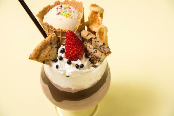 マックス ブレナー、“アイスチョコレートピザ”など3種の夏限定メニューがスタート