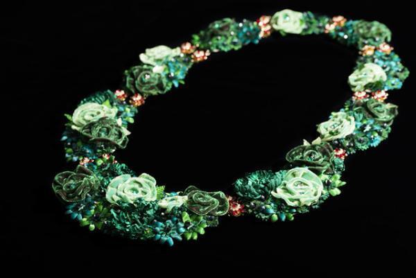 アトリエ染花35周年記念！新たな表現方法に挑んだ新作など約100点の花飾りが登場するエキシビションを開催