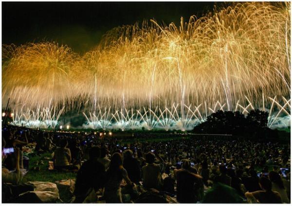 東京ミッドタウンの夏イベントで日本三大花火大会を体感。足水やキッズワークショップ、パークカフェなど充実