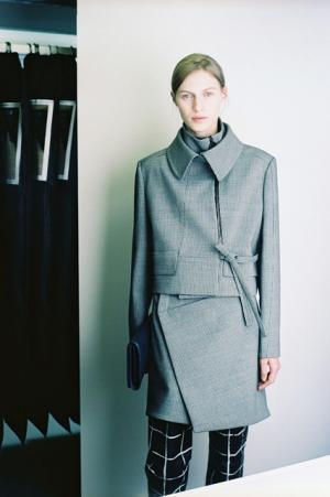 バレンシアガの16年プレフォールコレクションは、アーカイブを現代的に再解釈