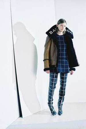 バレンシアガの16年プレフォールコレクションは、アーカイブを現代的に再解釈