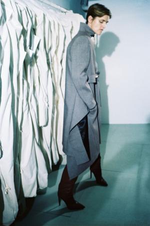 バレンシアガの16年プレフォールコレクションは、アーカイブを現代的に再解釈