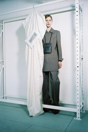 バレンシアガの16年プレフォールコレクションは、アーカイブを現代的に再解釈