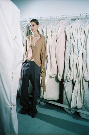 バレンシアガの16年プレフォールコレクションは、アーカイブを現代的に再解釈