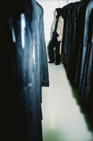 バレンシアガの16年プレフォールコレクションは、アーカイブを現代的に再解釈