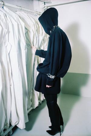 バレンシアガの16年プレフォールコレクションは、アーカイブを現代的に再解釈