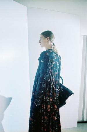 バレンシアガの16年プレフォールコレクションは、アーカイブを現代的に再解釈