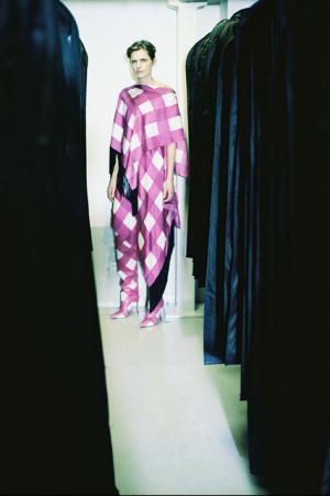 バレンシアガの16年プレフォールコレクションは、アーカイブを現代的に再解釈