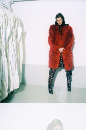 バレンシアガの16年プレフォールコレクションは、アーカイブを現代的に再解釈