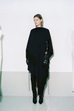 バレンシアガの16年プレフォールコレクションは、アーカイブを現代的に再解釈