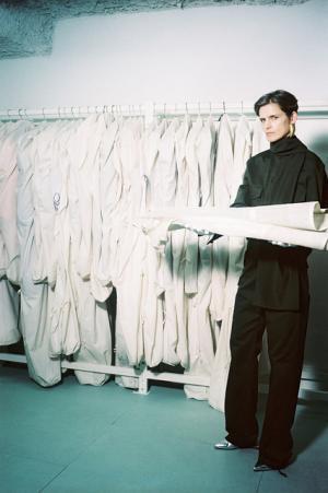 バレンシアガの16年プレフォールコレクションは、アーカイブを現代的に再解釈