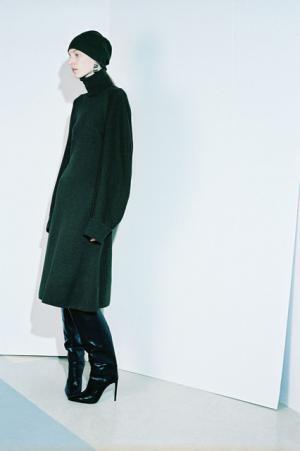 バレンシアガの16年プレフォールコレクションは、アーカイブを現代的に再解釈