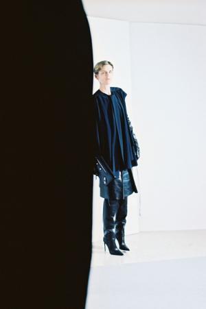 バレンシアガの16年プレフォールコレクションは、アーカイブを現代的に再解釈