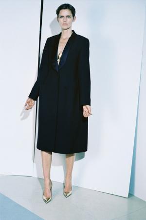 バレンシアガの16年プレフォールコレクションは、アーカイブを現代的に再解釈