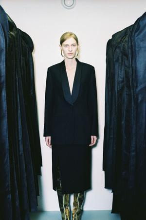 バレンシアガの16年プレフォールコレクションは、アーカイブを現代的に再解釈