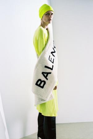 バレンシアガの16年プレフォールコレクションは、アーカイブを現代的に再解釈