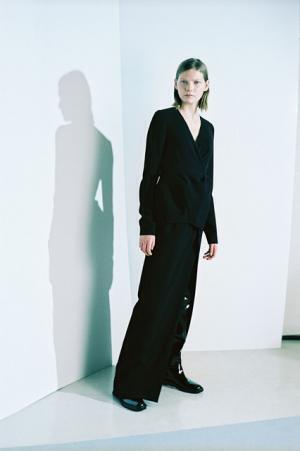 バレンシアガの16年プレフォールコレクションは、アーカイブを現代的に再解釈