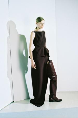 バレンシアガの16年プレフォールコレクションは、アーカイブを現代的に再解釈