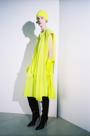 バレンシアガの16年プレフォールコレクションは、アーカイブを現代的に再解釈