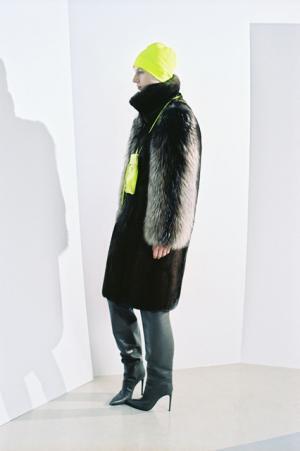 バレンシアガの16年プレフォールコレクションは、アーカイブを現代的に再解釈