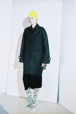 バレンシアガの16年プレフォールコレクションは、アーカイブを現代的に再解釈