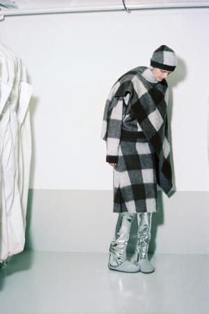 バレンシアガの16年プレフォールコレクションは、アーカイブを現代的に再解釈