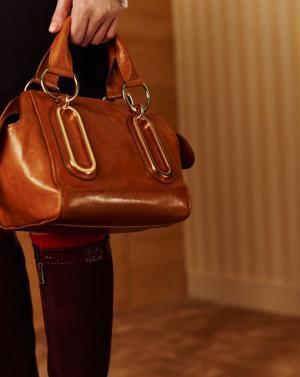 シーバイクロエがアイコンバッグ「ペイジ」の新作を発売！光沢あるグレイズドレザーを使用