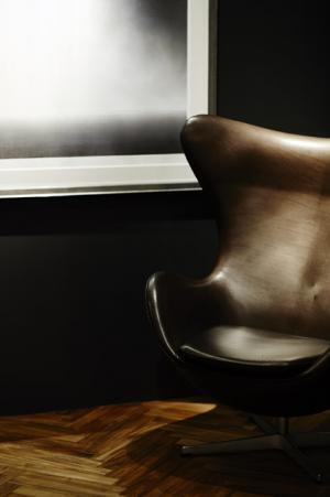 エッグチェアが彫刻作品とコラボした1日限りの展示会を銀座で開催。革張り職人の実演イベントも