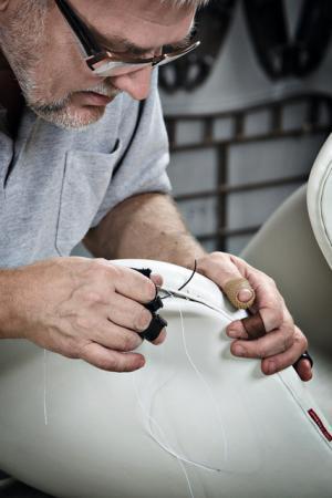 エッグチェアが彫刻作品とコラボした1日限りの展示会を銀座で開催。革張り職人の実演イベントも