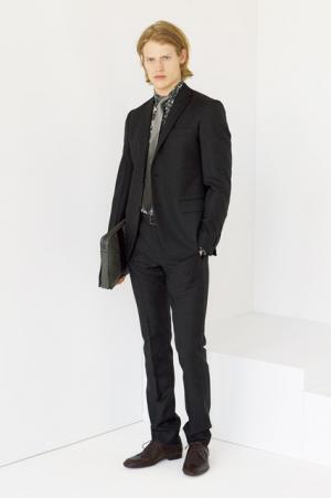 ボッテガ・ヴェネタ、キーとなるのは“細長シルエット”と“コントラストカラー”【17年クルーズ】