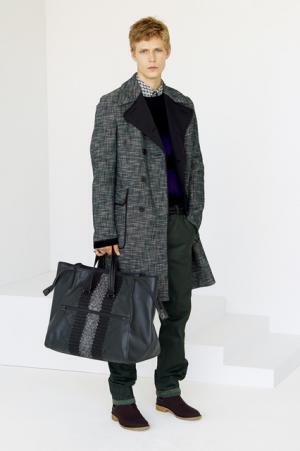 ボッテガ・ヴェネタ、キーとなるのは“細長シルエット”と“コントラストカラー”【17年クルーズ】