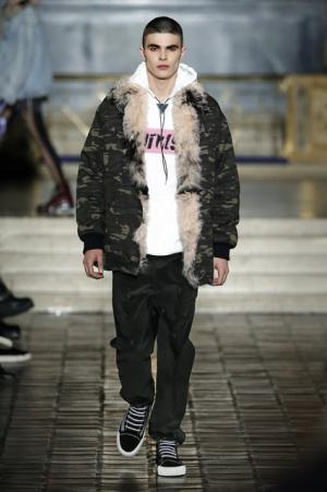 アレキサンダー ワン、17SSコレクションショーよりリゾートコレクションもミックス！発売までの時間を短縮