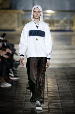 アレキサンダー ワン、17SSコレクションショーよりリゾートコレクションもミックス！発売までの時間を短縮