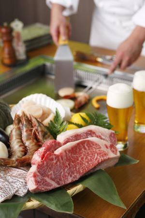 都内最大級アウトドアプールがホテルニューオータニにオープン。真夏の夜遊びに“ナイトプール”も