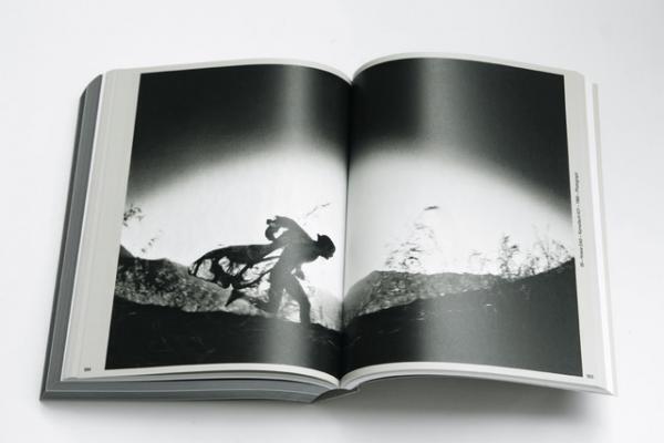 中平卓馬、森山大道ら写真家たちによる“挑発的資料”。版元はSteidl社【NADiffオススメBOOK】