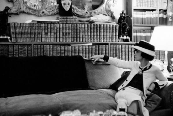 ガブリエル・シャネルの人生を辿る「CULTURE CHANEL」展、第7章は“読む女”をテーマに紐解く