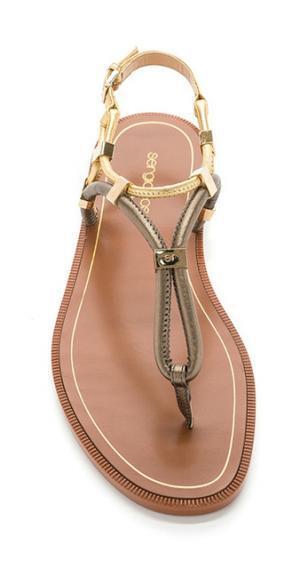 セルジオ ロッシからフラットサンダル2型が登場、メタリックのポイント使いがキー