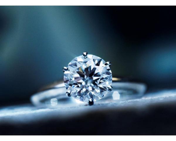 ティファニーのエンゲージリング「ティファニー セッティング」誕生130周年。時代を越え愛され続ける秘密...