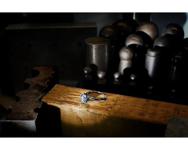 ティファニーのエンゲージリング「ティファニー セッティング」誕生130周年。時代を越え愛され続ける秘密...