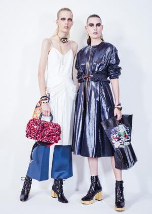 ディオール、メゾンのアーカイブと英国文化をミックス。時代への好奇心が奇抜なスパイスに【17年クルーズ】