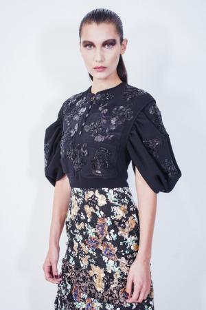 ディオール、メゾンのアーカイブと英国文化をミックス。時代への好奇心が奇抜なスパイスに【17年クルーズ】