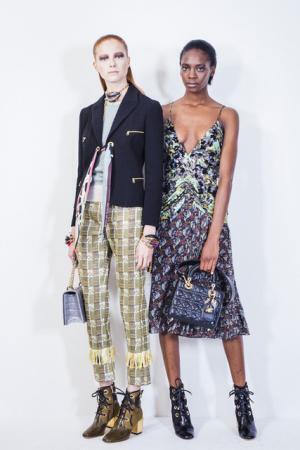 ディオール、メゾンのアーカイブと英国文化をミックス。時代への好奇心が奇抜なスパイスに【17年クルーズ】