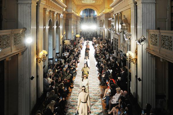 ディオール、メゾンのアーカイブと英国文化をミックス。時代への好奇心が奇抜なスパイスに【17年クルーズ】