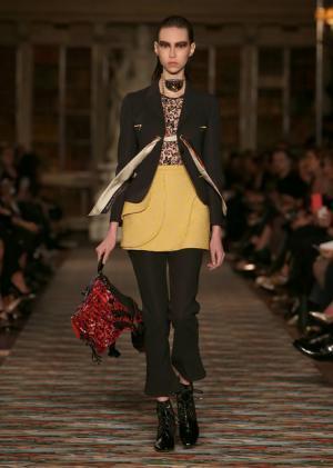 ディオール、メゾンのアーカイブと英国文化をミックス。時代への好奇心が奇抜なスパイスに【17年クルーズ】